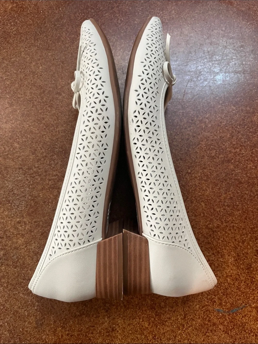 Clarks Women's Cream Laser-Cut Pointed Ballet Flats with Bow Sz 9